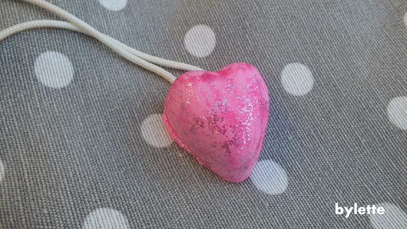 Fragrance diffuser heart pink glitter painted